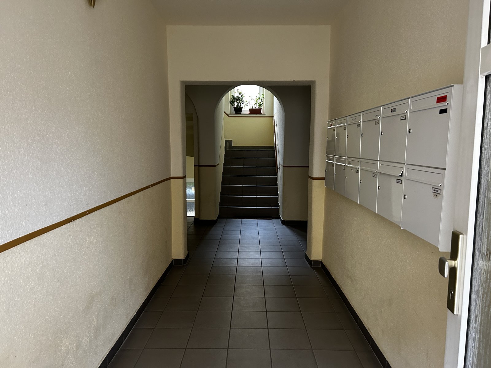 Große 1,5-Raum DG-Wohnung mit gehobener Ausstattung in Bahnhofsnähe