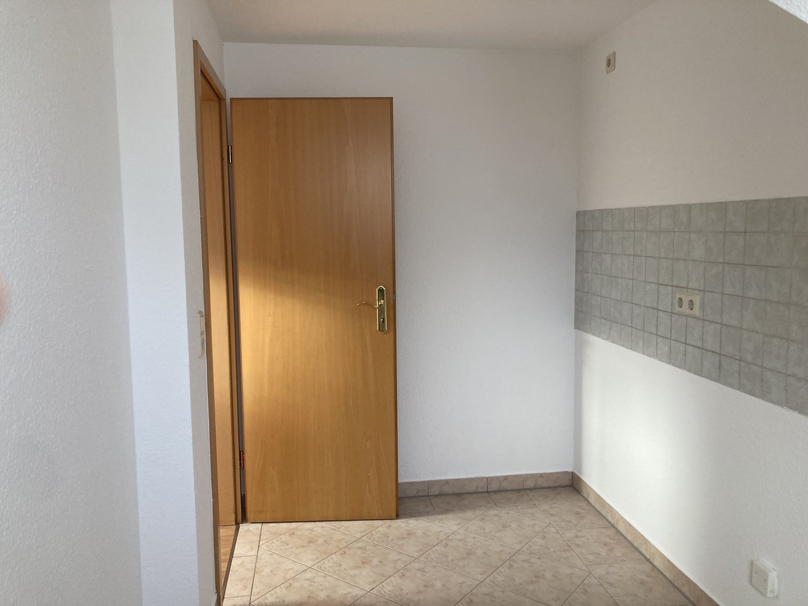 Große 1,5-Raum DG-Wohnung mit gehobener Ausstattung in Bahnhofsnähe