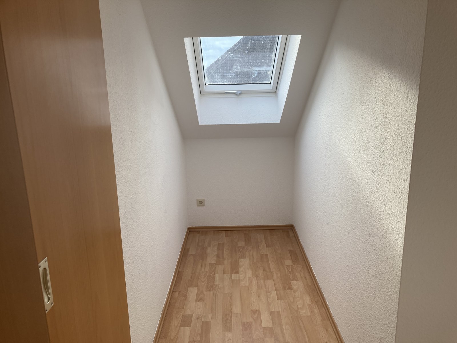 Große 1,5-Raum DG-Wohnung mit gehobener Ausstattung in Bahnhofsnähe