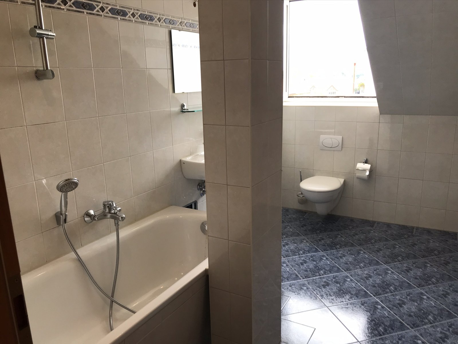 Große 1,5-Raum DG-Wohnung mit gehobener Ausstattung in Bahnhofsnähe