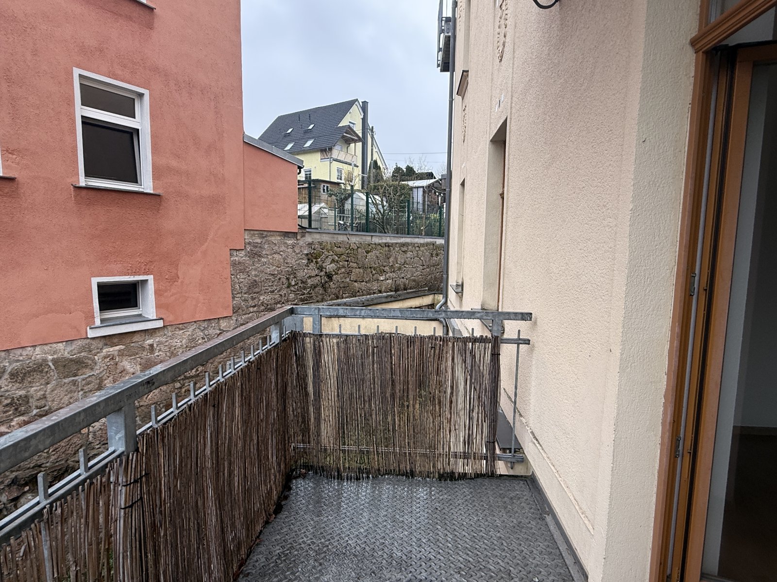 Modernisierte 2-Raum-Wohnung mit Balkon! Denkmalschutz! Leerstehend!