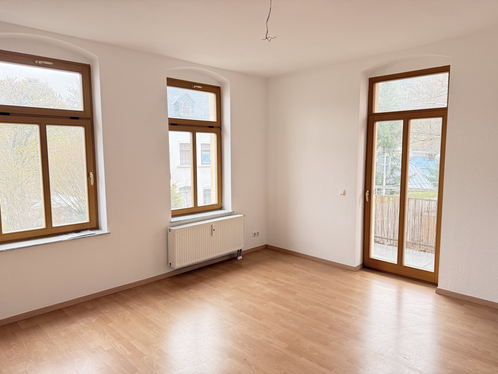 Modernisierte 2-Raum-Wohnung mit Balkon! Denkmalschutz! Leerstehend!