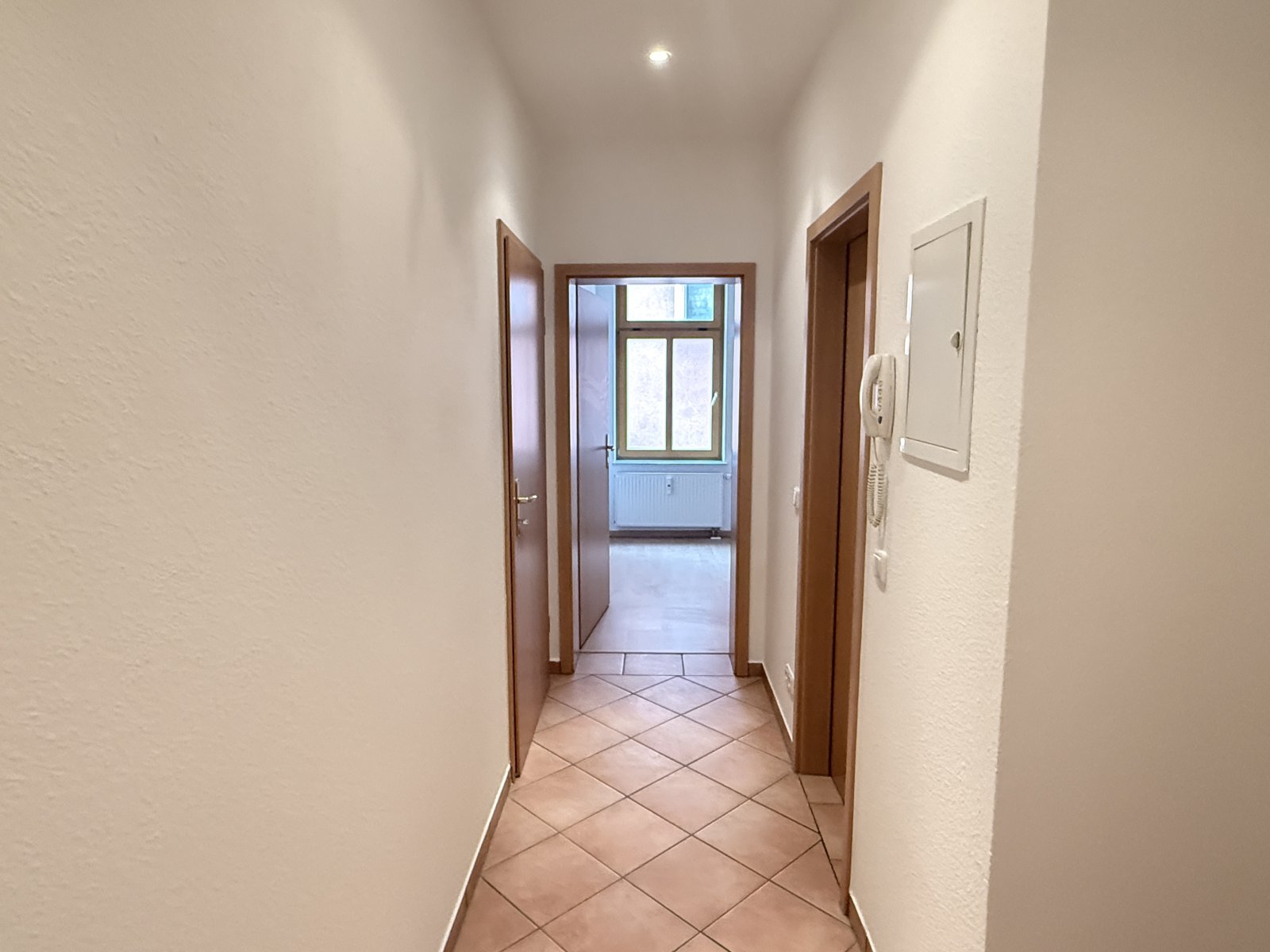 Modernisierte 2-Raum-Wohnung mit Balkon! Denkmalschutz! Leerstehend!