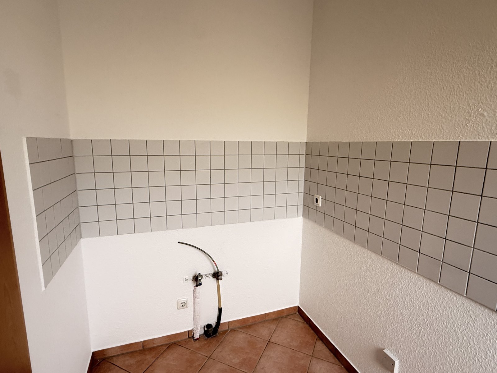 Modernisierte 2-Raum-Wohnung mit Balkon! Denkmalschutz! Leerstehend!