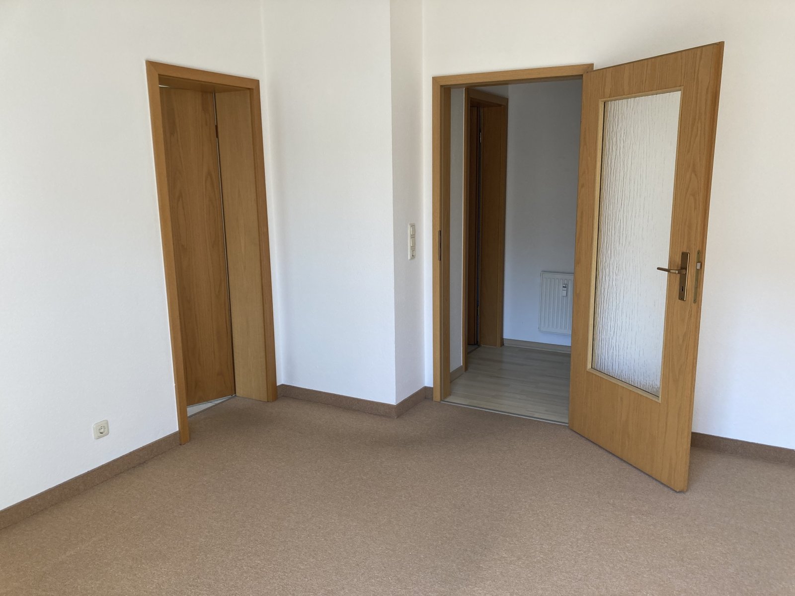 Fraureuth, schöne 2-Zimmer Erdgeschosswohnung mit Balkon, Stellplatz optional