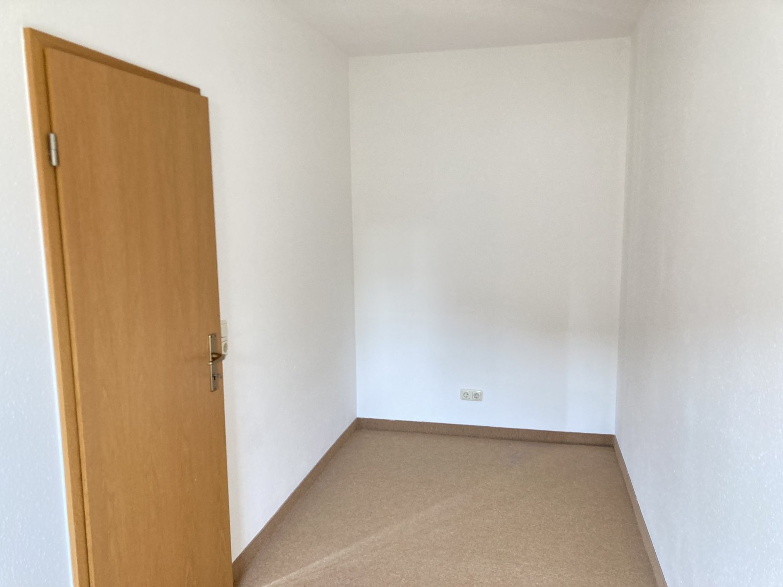 Fraureuth, schöne 2-Zimmer Erdgeschosswohnung mit Balkon, Stellplatz optional