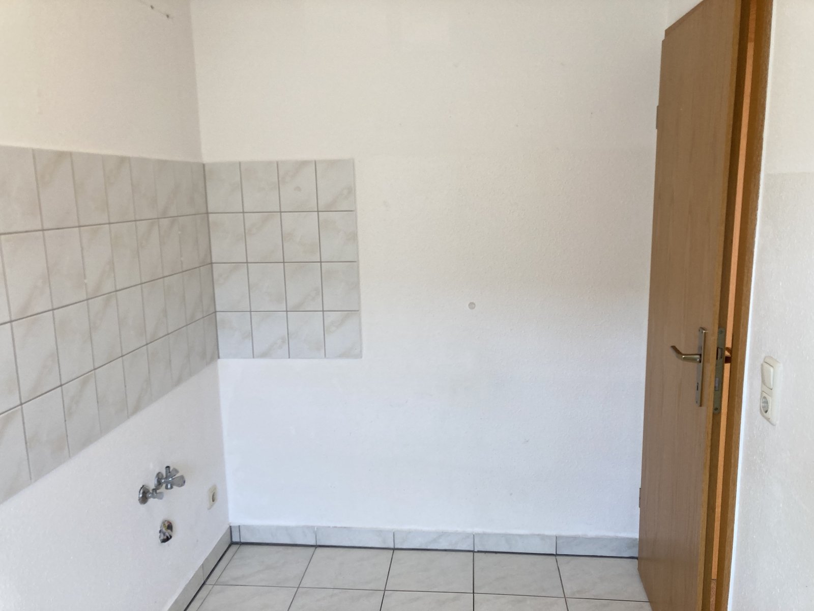 Fraureuth, schöne 2-Zimmer Erdgeschosswohnung mit Balkon, Stellplatz optional