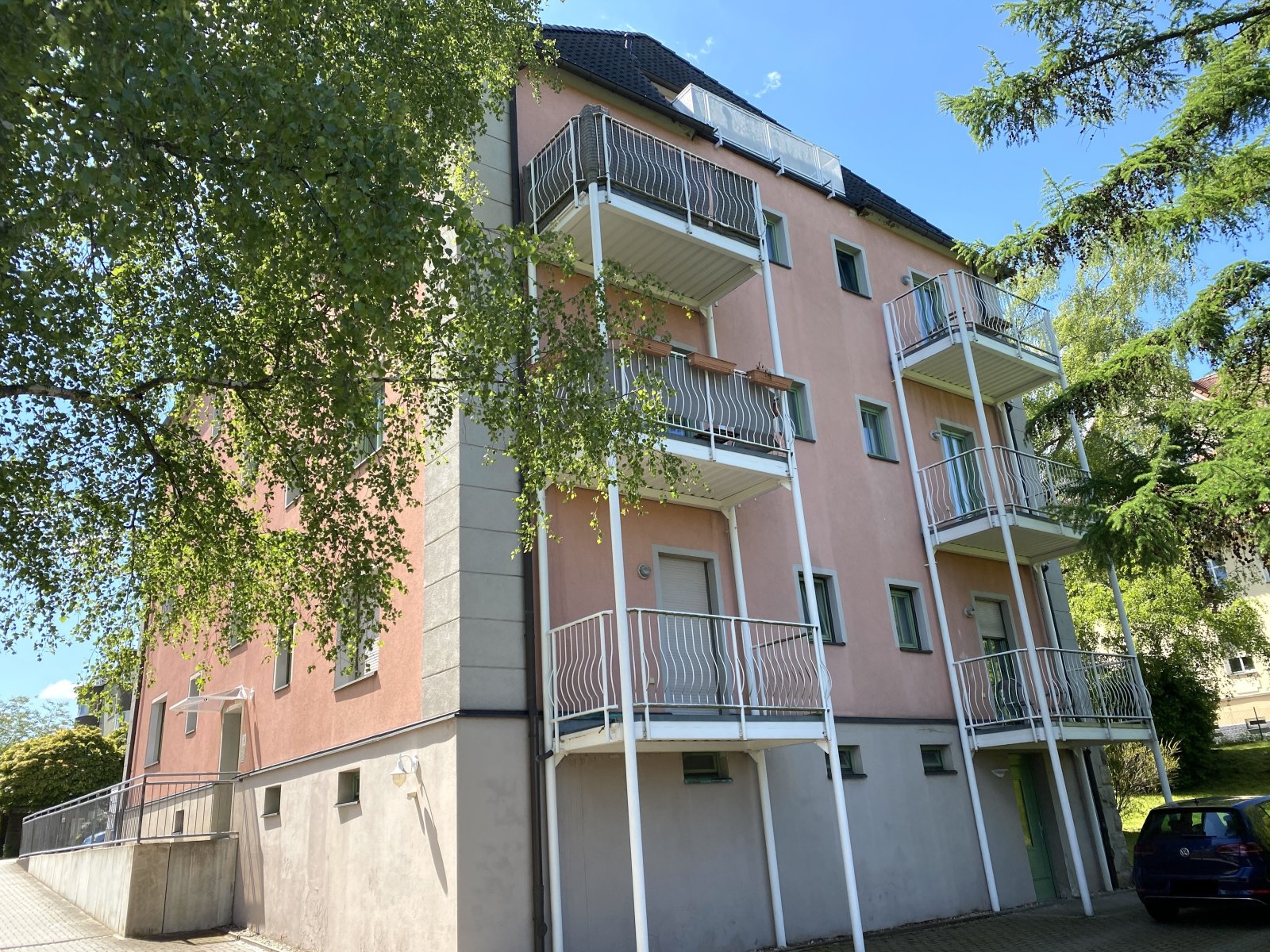 Helle 1-Raum-Wohnung mit Tageslichtbad, EBK, Balkon und Stellplatz!