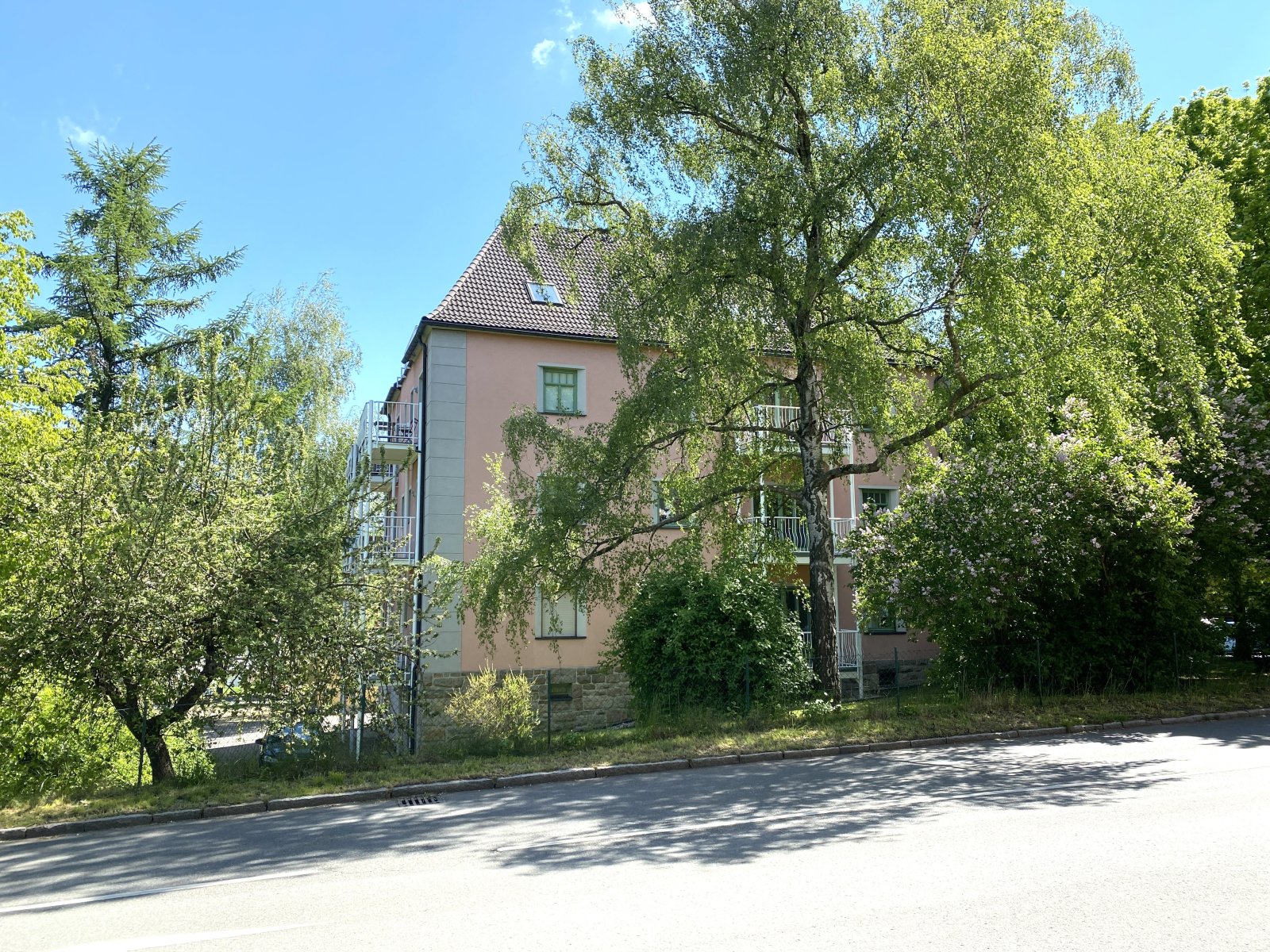 Helle 1-Raum-Wohnung mit Tageslichtbad, EBK, Balkon und Stellplatz!