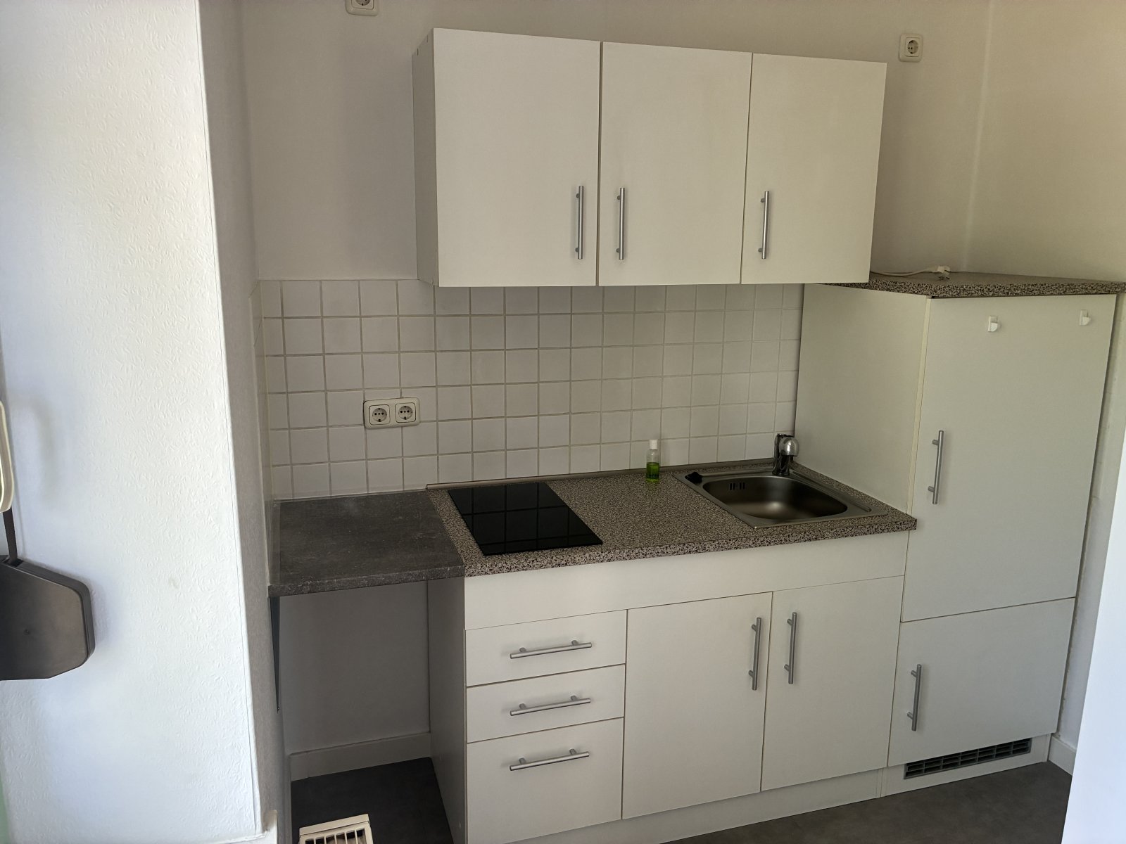 Helle 1-Raum-Wohnung mit Tageslichtbad, EBK, Balkon und Stellplatz!