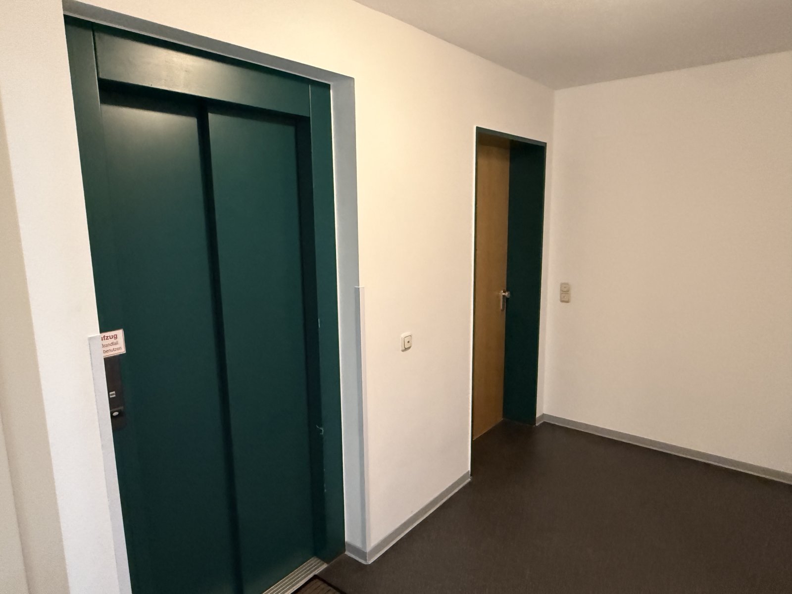 Frisch sanierte 3-Raumwohnung mit Balkon, TG-Stellpl. & Fahrstuhl!