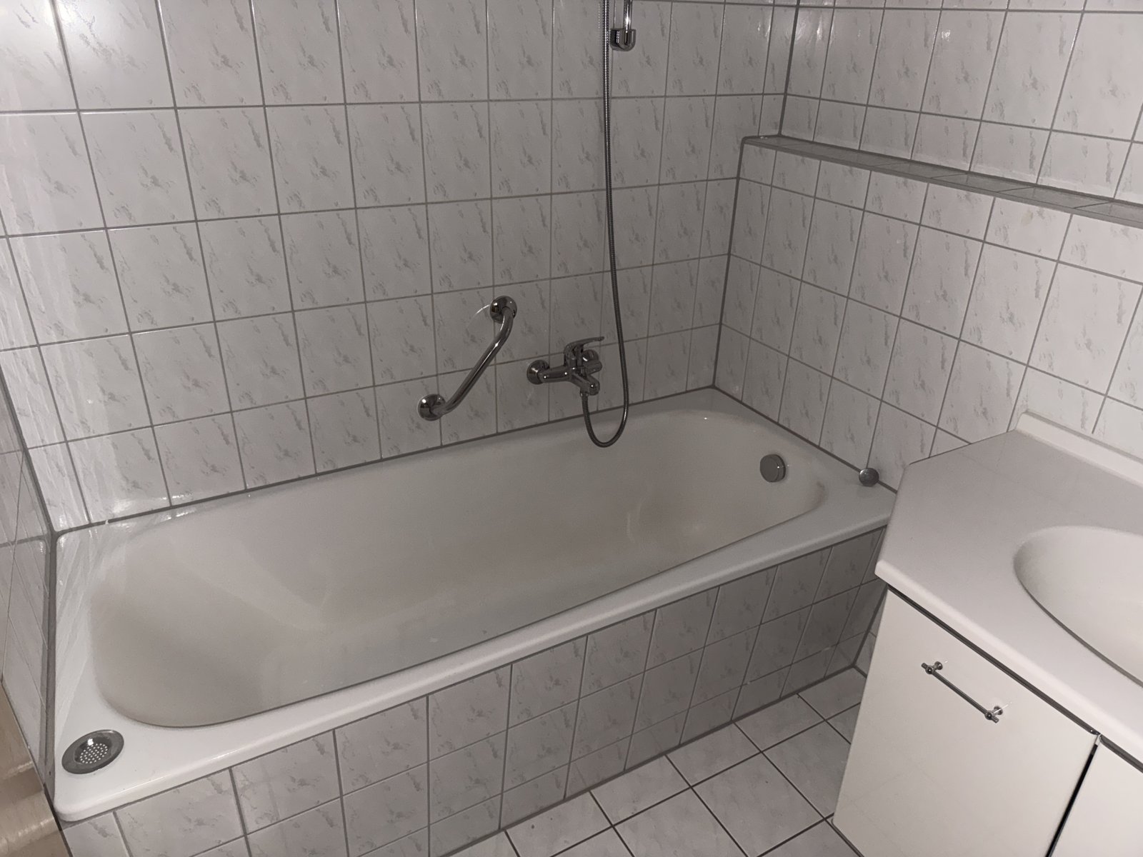 Frisch sanierte 3-Raumwohnung mit Balkon, TG-Stellpl. & Fahrstuhl!