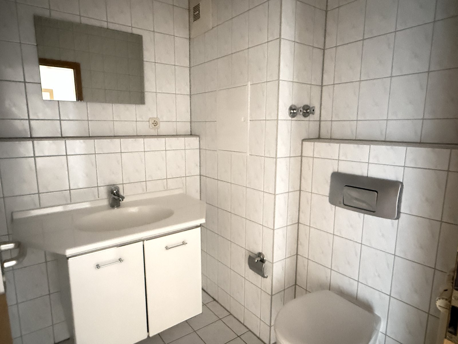 Frisch sanierte 3-Raumwohnung mit Balkon, TG-Stellpl. & Fahrstuhl!