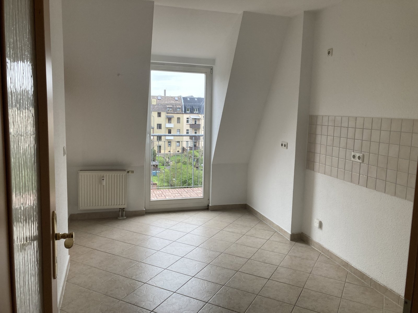 Ab 1.8.26! Schöne 2-Raum-Maisonettewhg. mit Balkon und Stellplatz!
