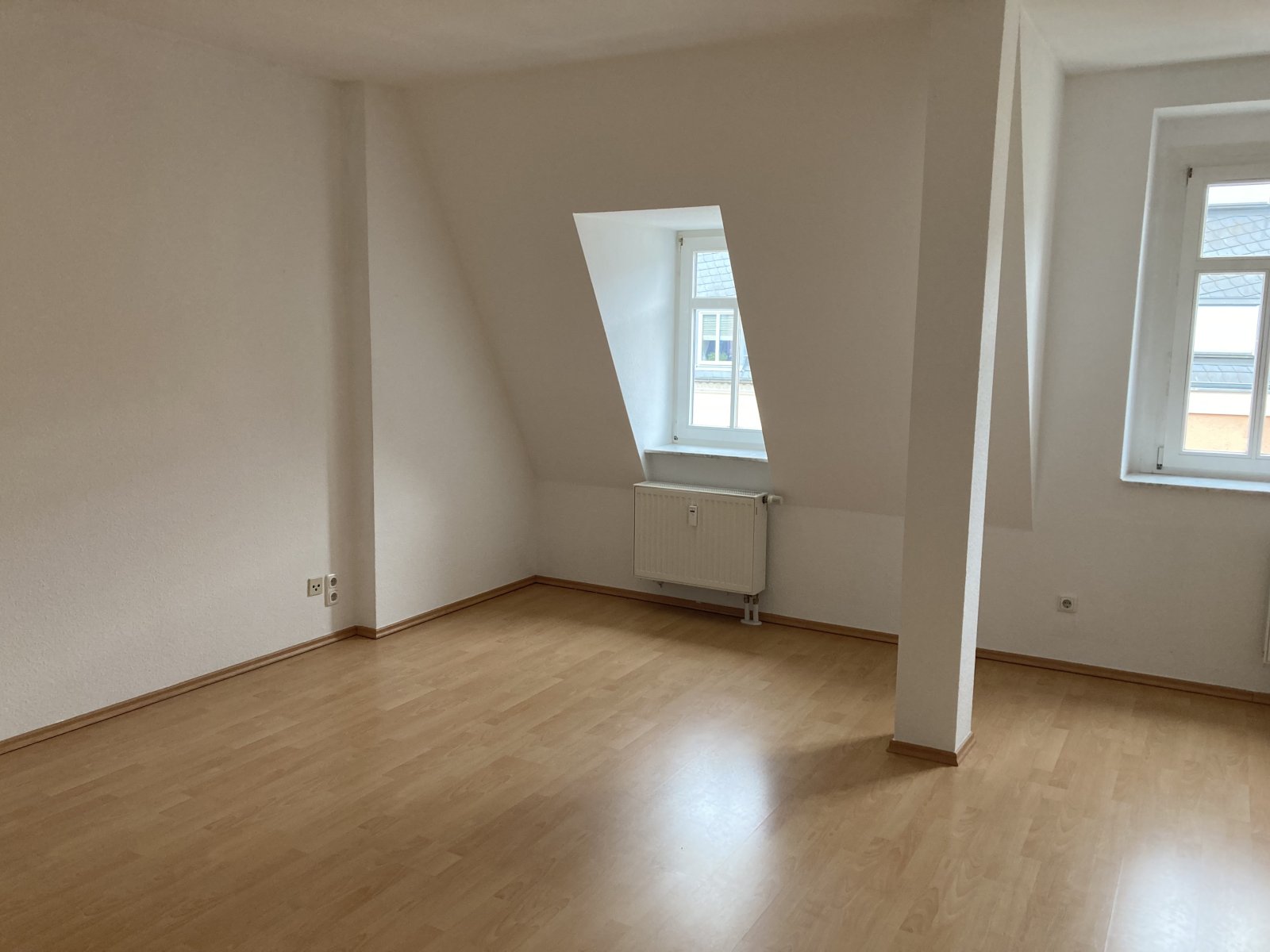 Ab 1.8.26! Schöne 2-Raum-Maisonettewhg. mit Balkon und Stellplatz!