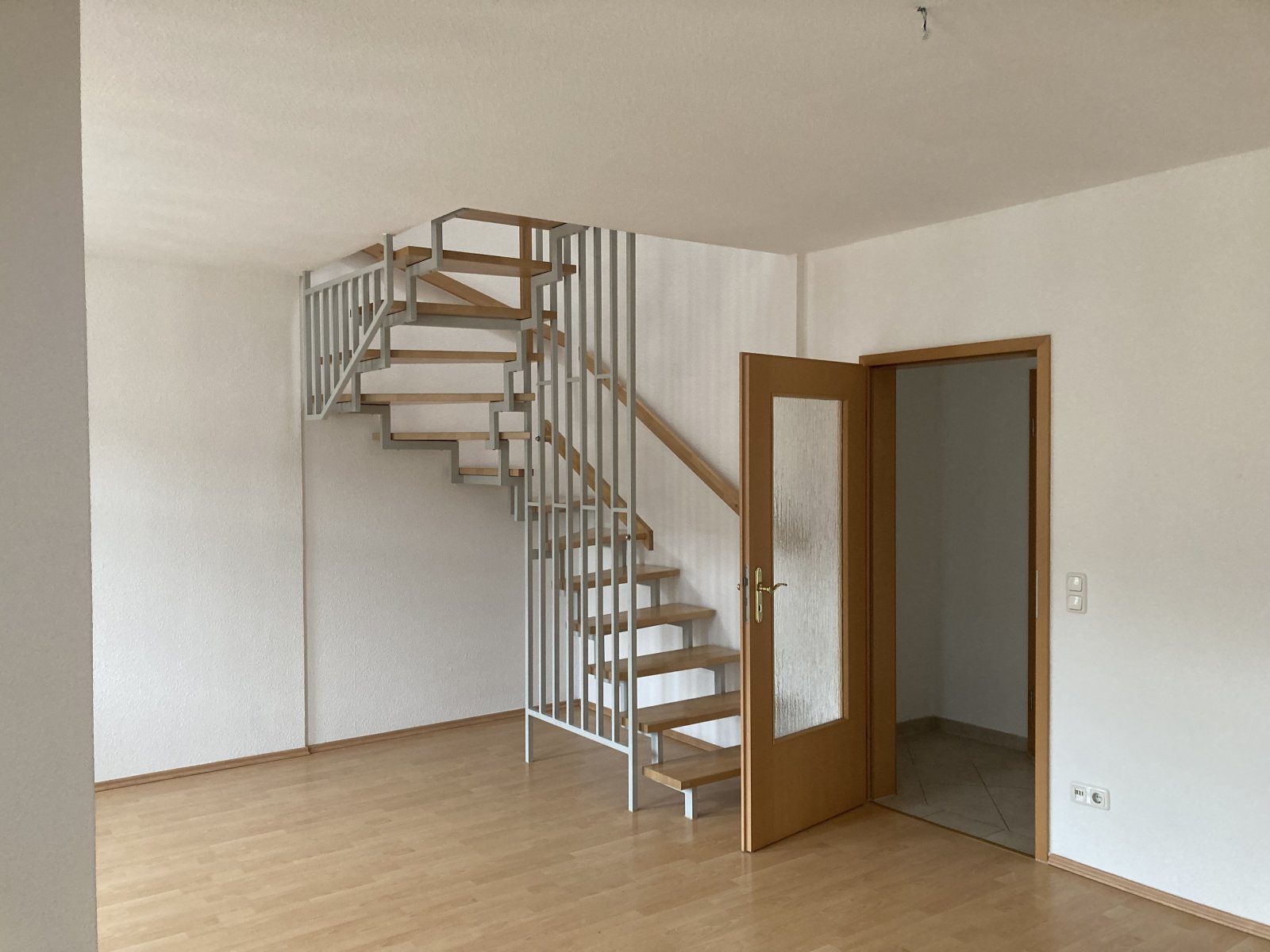 Ab 1.8.26! Schöne 2-Raum-Maisonettewhg. mit Balkon und Stellplatz!