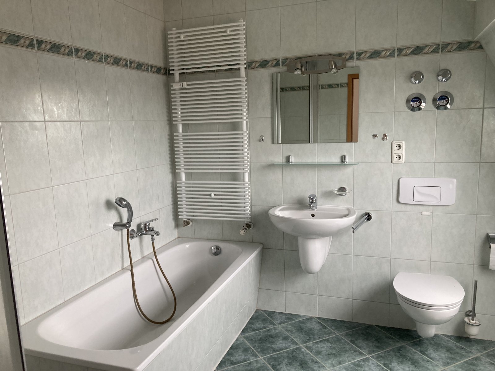 Ab 1.8.26! Schöne 2-Raum-Maisonettewhg. mit Balkon und Stellplatz!