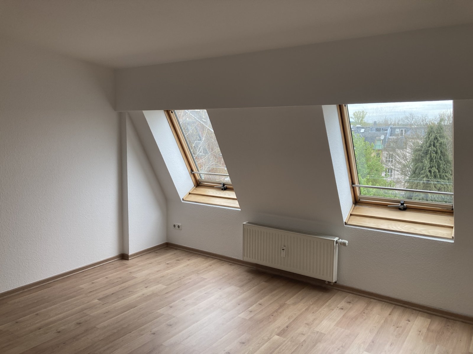 Ab 1.8.26! Schöne 2-Raum-Maisonettewhg. mit Balkon und Stellplatz!