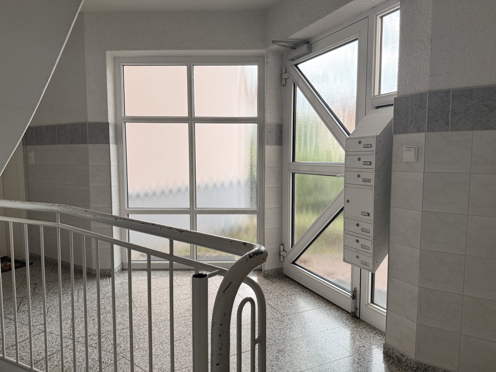 Vermietete 2-Raumwhg. mit sonniger Süd-Terrasse, Stellplatz und Einbauküche im Neubau!