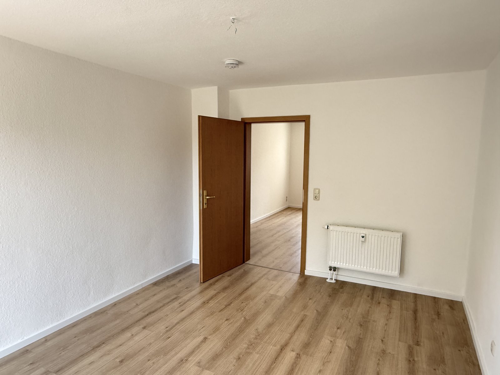Schöne 2-Raumwohnung mit Balkon, Stpl. und neuer EBK! Tageslichtbad!