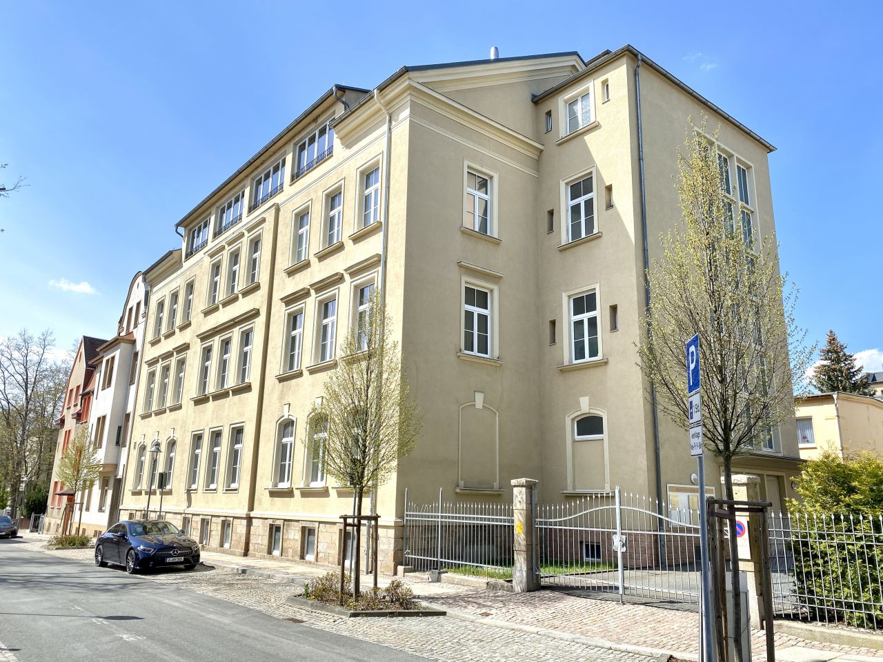 Ehemaliges Ärztehaus = idealer Standort z.B. als Schulungszentrum = mit Fahrstuhl