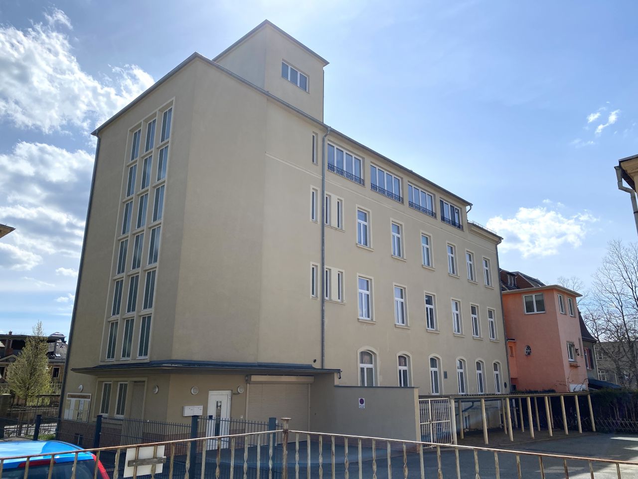 Ehemaliges Ärztehaus = idealer Standort z.B. als Schulungszentrum = mit Fahrstuhl