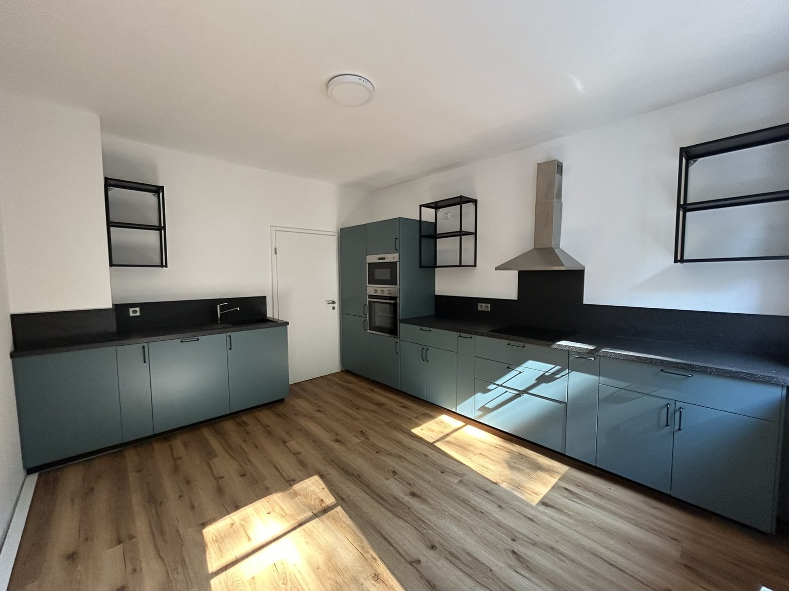 Schöne 2-Raumwhg. mit EBK und Balkon in Zwickau! Wallbox für E-Autos am Haus!