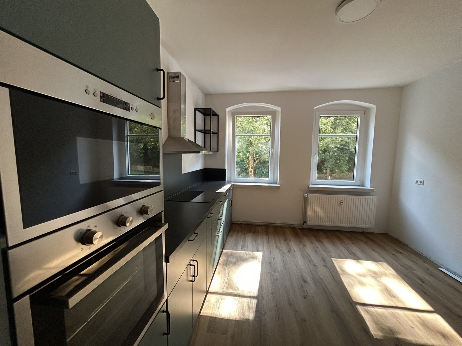 Schöne 2-Raumwhg. mit EBK und Balkon in Zwickau! Wallbox für E-Autos am Haus!