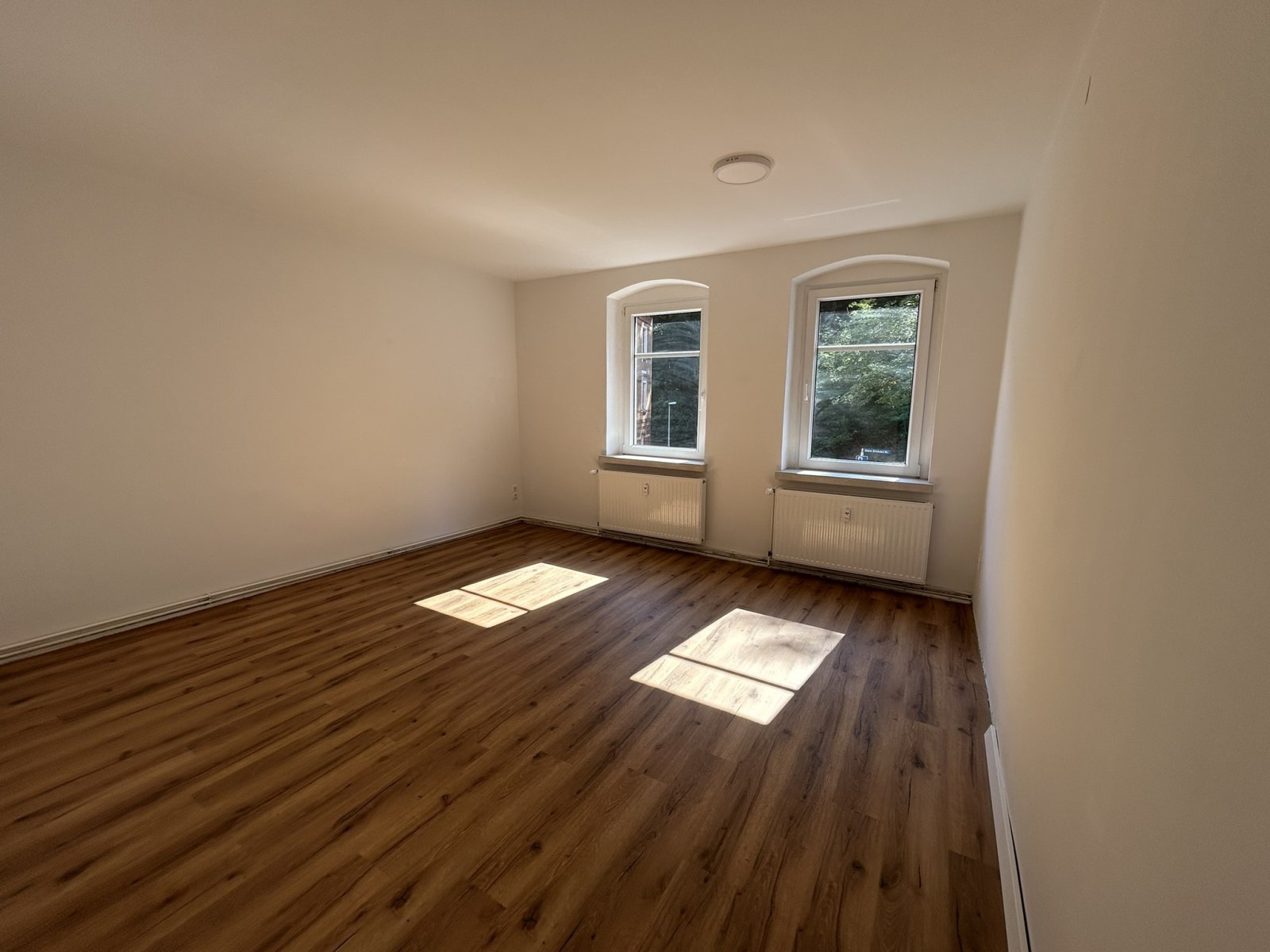 Schöne 2-Raumwhg. mit EBK und Balkon in Zwickau! Wallbox für E-Autos am Haus!