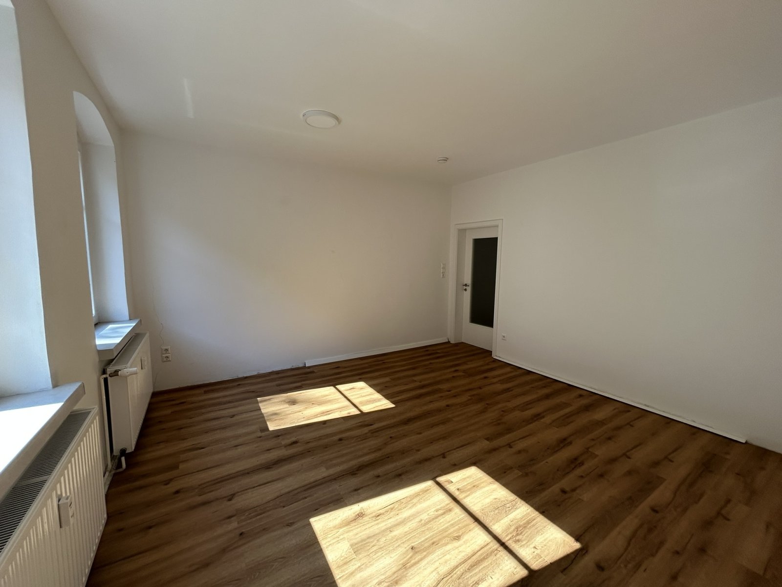 Schöne 2-Raumwhg. mit EBK und Balkon in Zwickau! Wallbox für E-Autos am Haus!