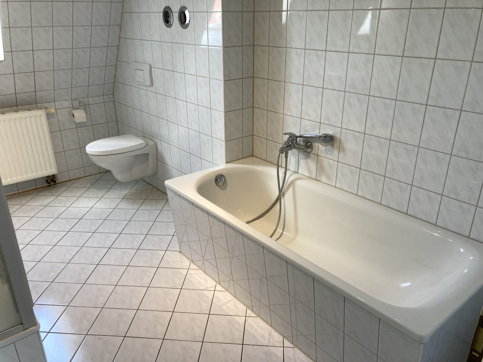 Großes Dachgeschoss-Apartment in Pölbitz mit Einbauküche und Stellplatz!