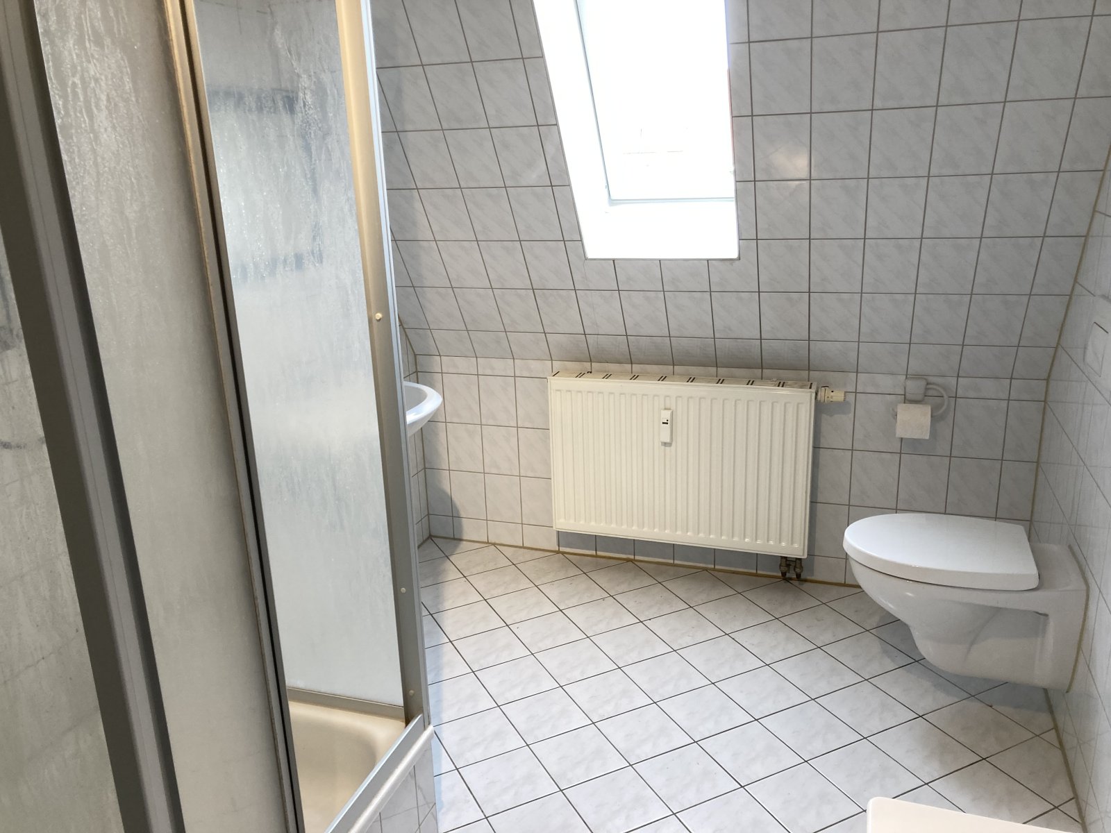Großes Dachgeschoss-Apartment in Pölbitz mit Einbauküche und Stellplatz!