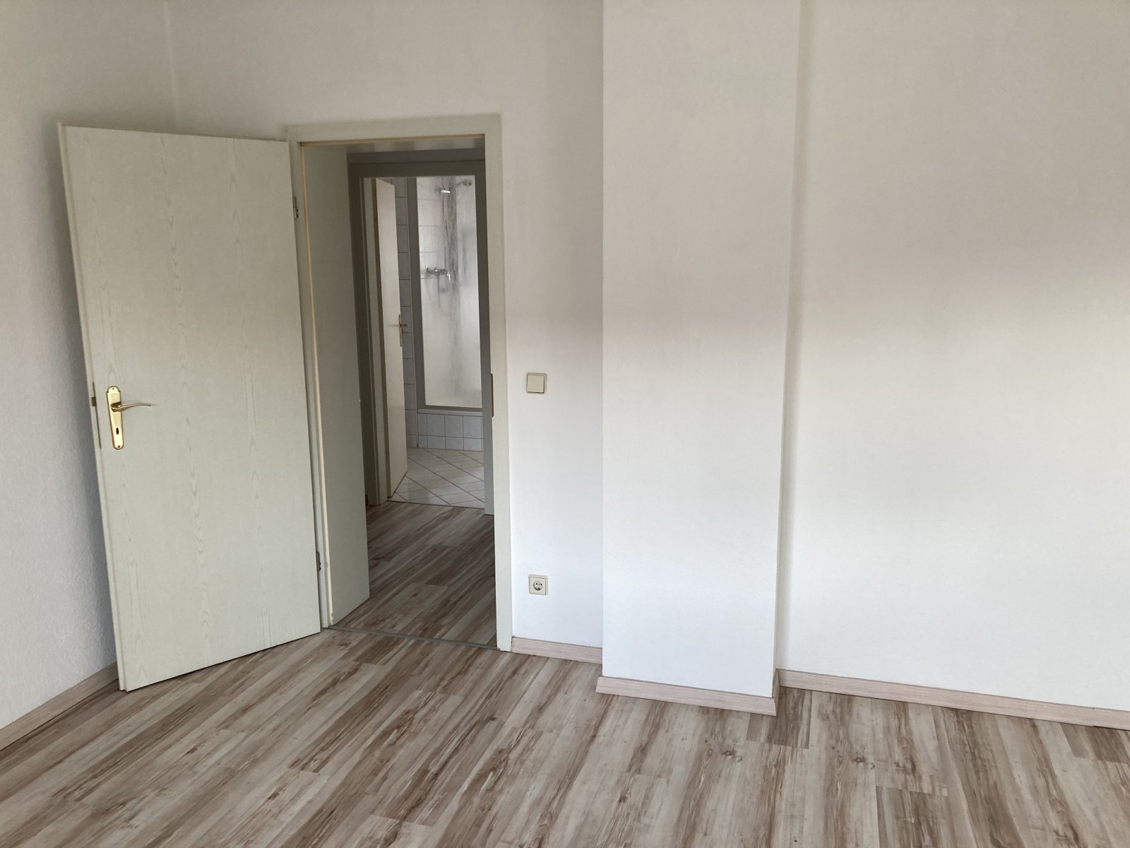 Großes Dachgeschoss-Apartment in Pölbitz mit Einbauküche und Stellplatz!