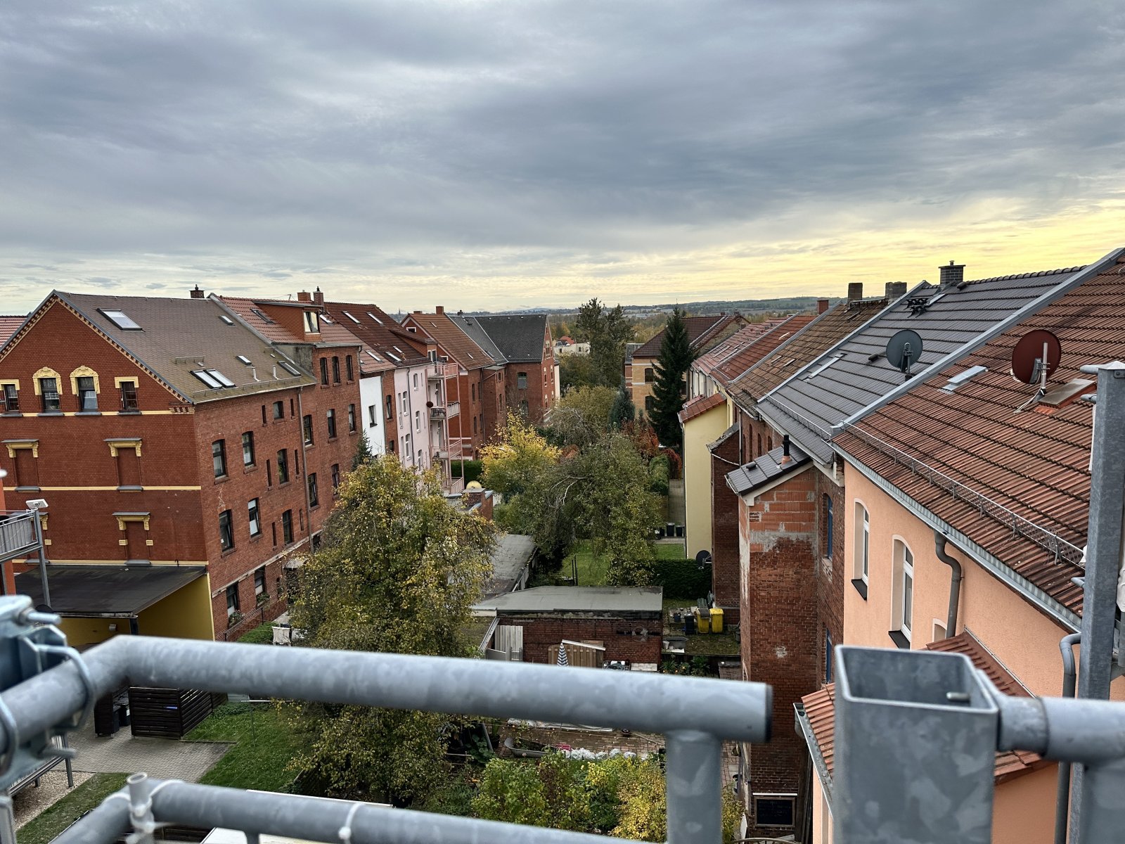 Großzügige 4-Raum-Whg. mit Balkon, Dachterrasse, Whirlpool-Wanne und Tageslichtbad! Vermietet!