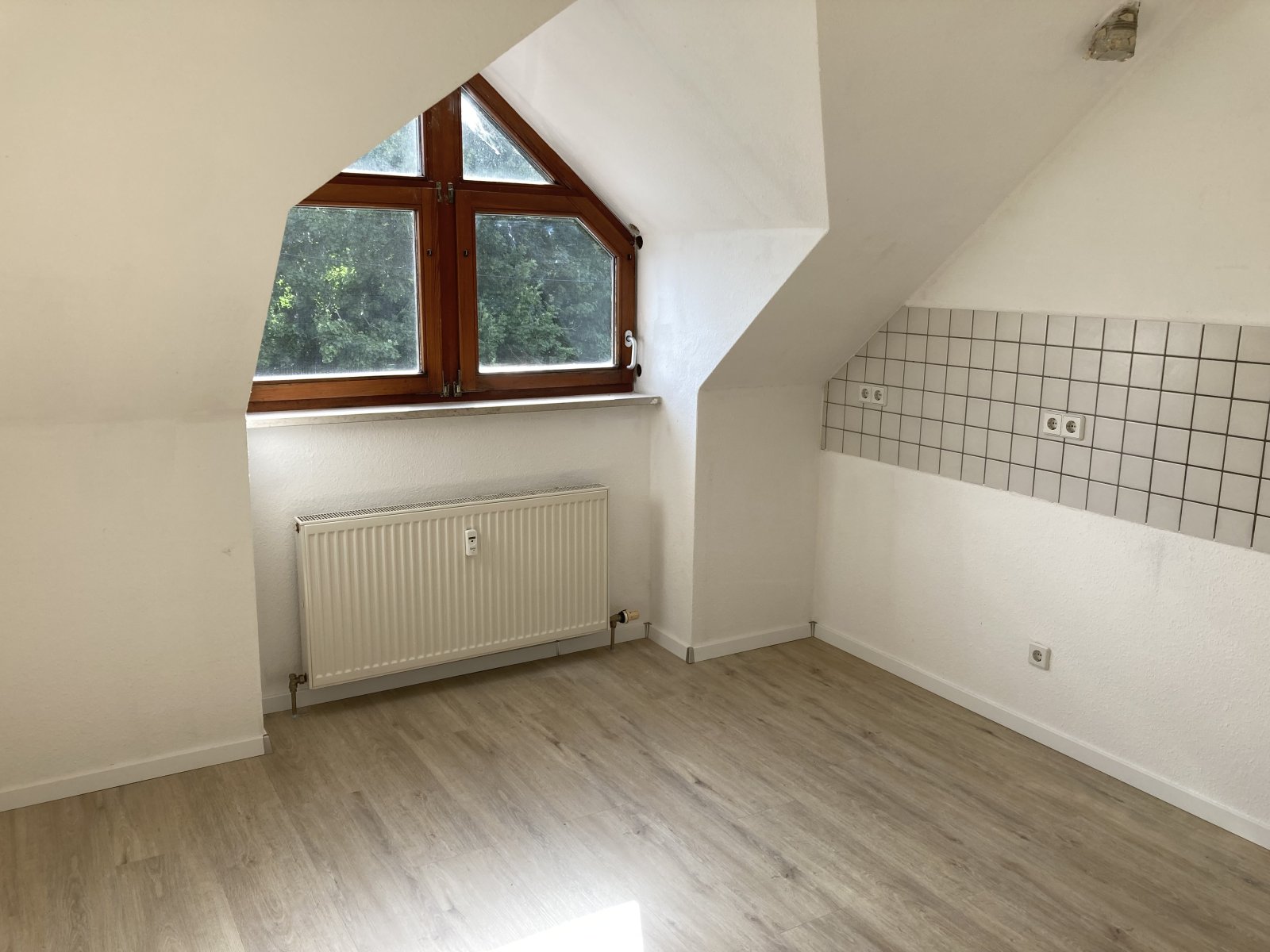 Ab 1.11.! Wohnen im Grünen - 2-Zimmer-Maisonette mit Loggia und Garage!