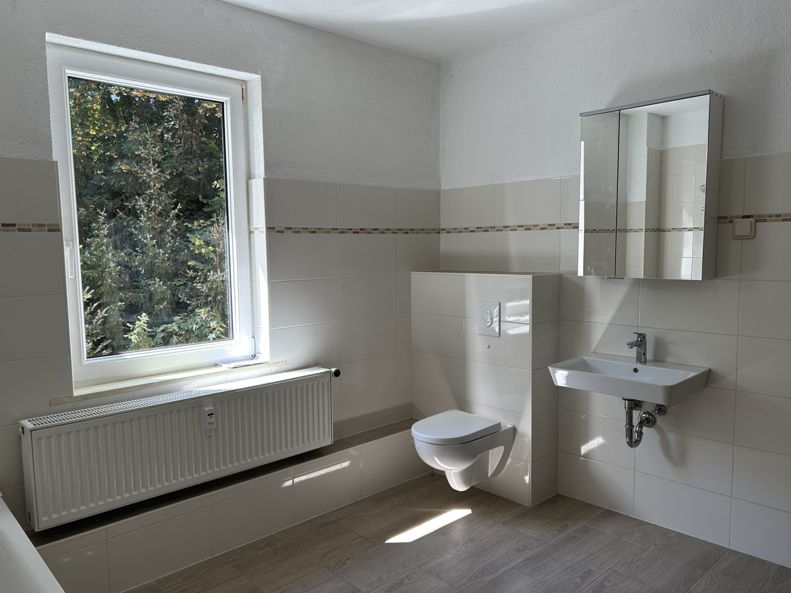 Gemütliche 4-Raumwhg. mit Tageslichtbad und Balkon in Zwickau! Wallbox für E-Autos am Haus!