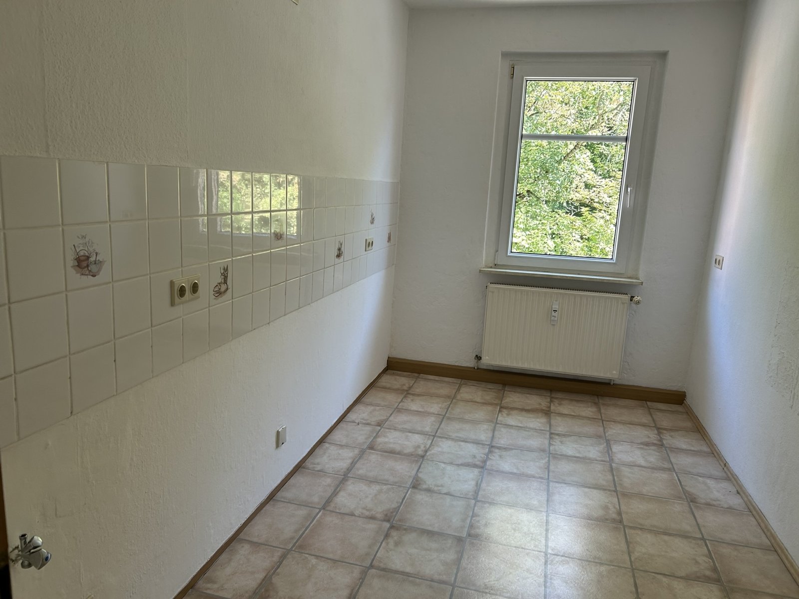 Gemütliche 4-Raumwhg. mit Tageslichtbad und Balkon in Zwickau! Wallbox für E-Autos am Haus!