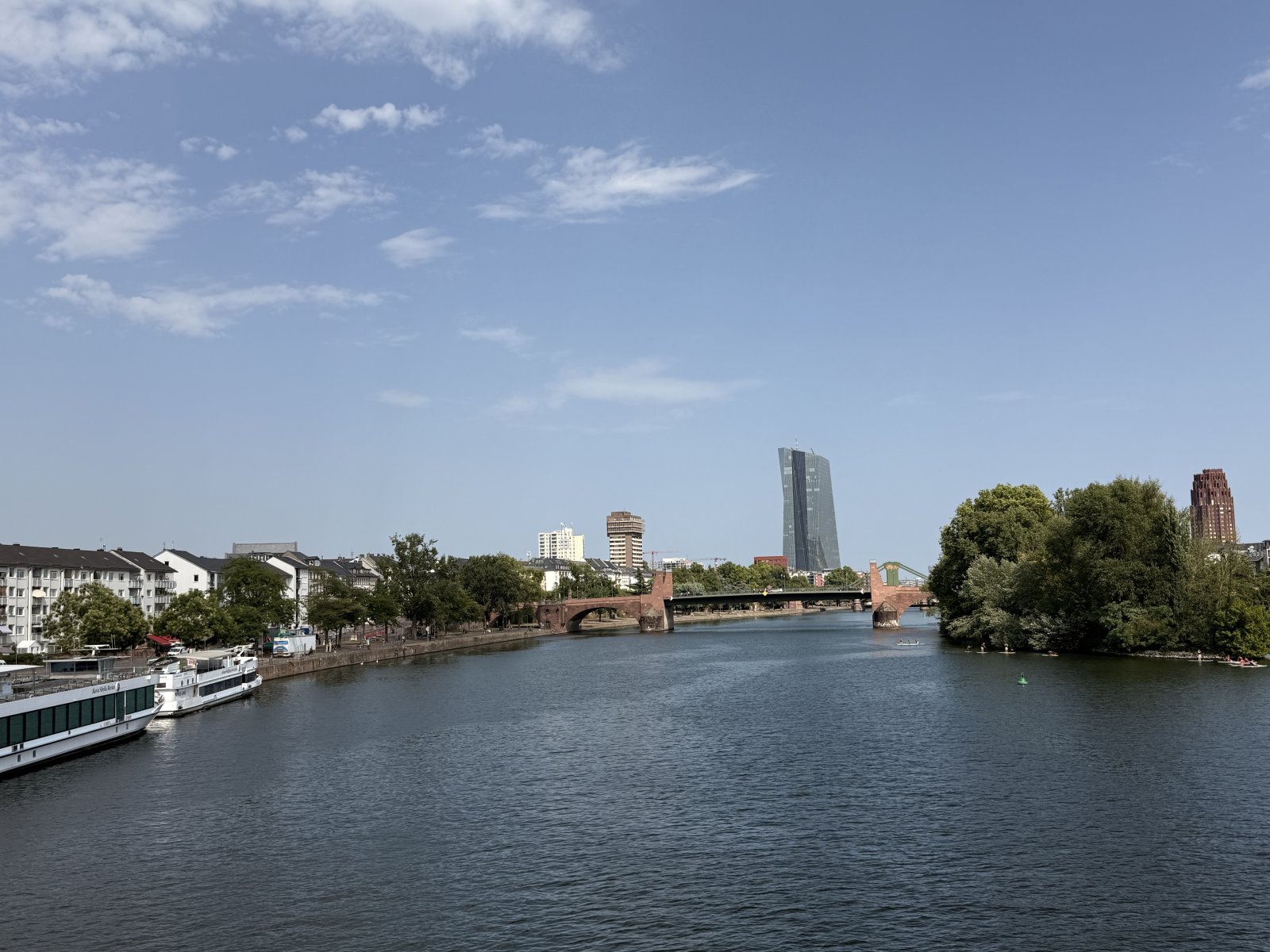 Attraktive Kapitalanlage in Frankfurt: Großzügige 3-Zimmer-Wohnung mit zwei Balkonen & Stellplatz