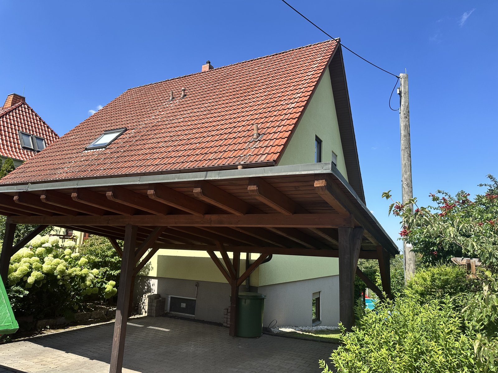 Vielseitig nutzbares EFH mit Einliegerwohnung, großer Garten, überdachter Pool, Doppelcarport