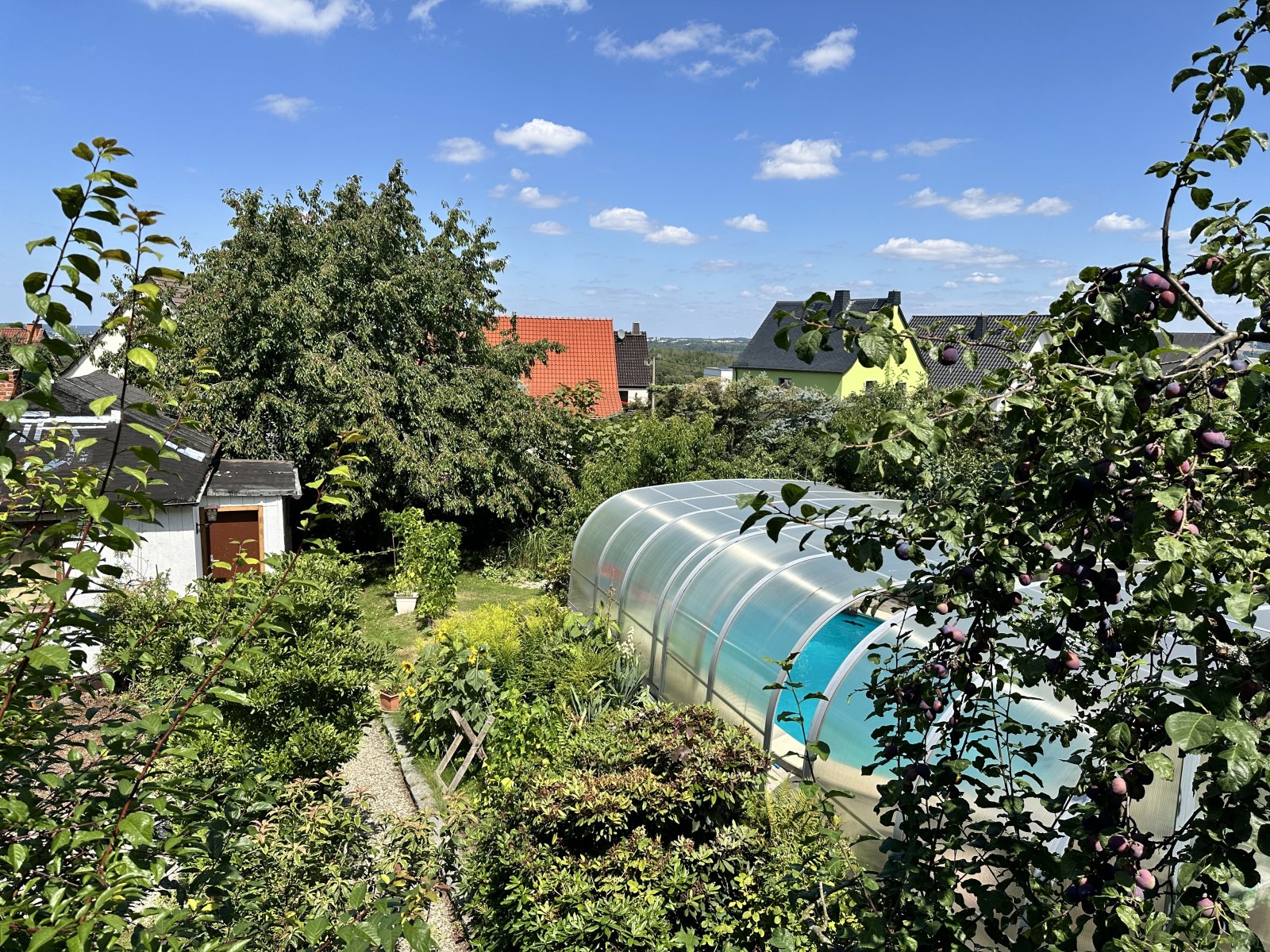 Vielseitig nutzbares EFH mit Einliegerwohnung, großer Garten, überdachter Pool, Doppelcarport
