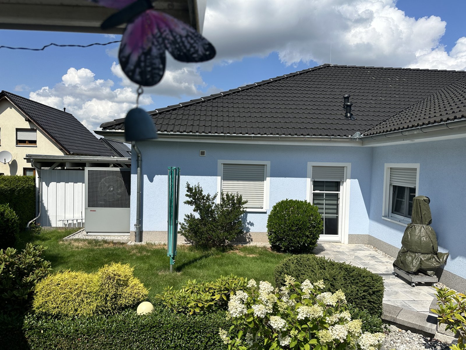 Exklusives EFH im Bungalowstil, mit Pool, Wärmepumpen, Doppelgarage, Carport + stilvollem Grundstück