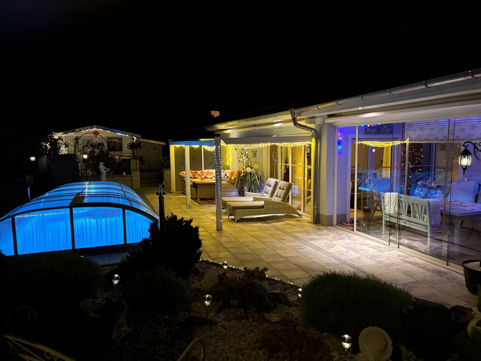 Exklusives EFH im Bungalowstil, mit Pool, Wärmepumpen, Doppelgarage, Carport + stilvollem Grundstück