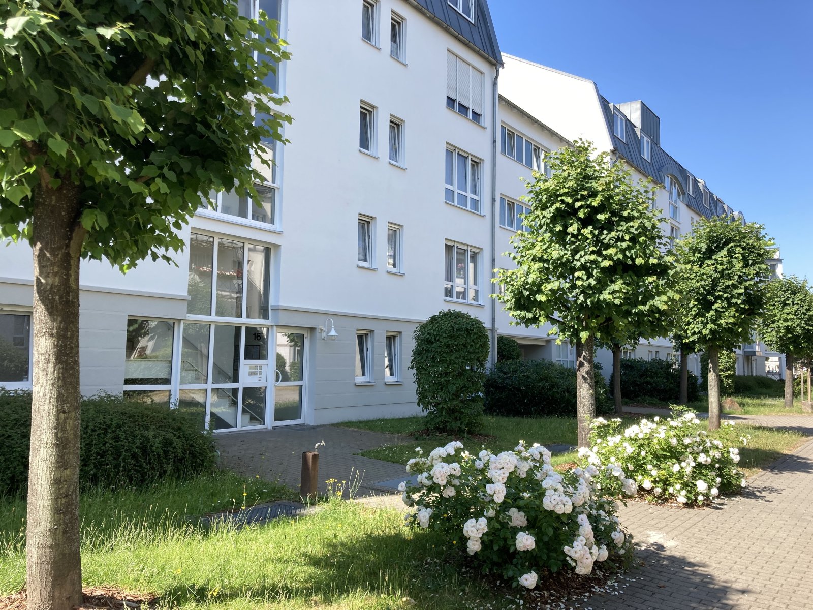 Schöne 1-Raumwohnung mit Balkon, Einbauküche und Tiefgaragenstellplatz in ruhiger Seitenstraße!