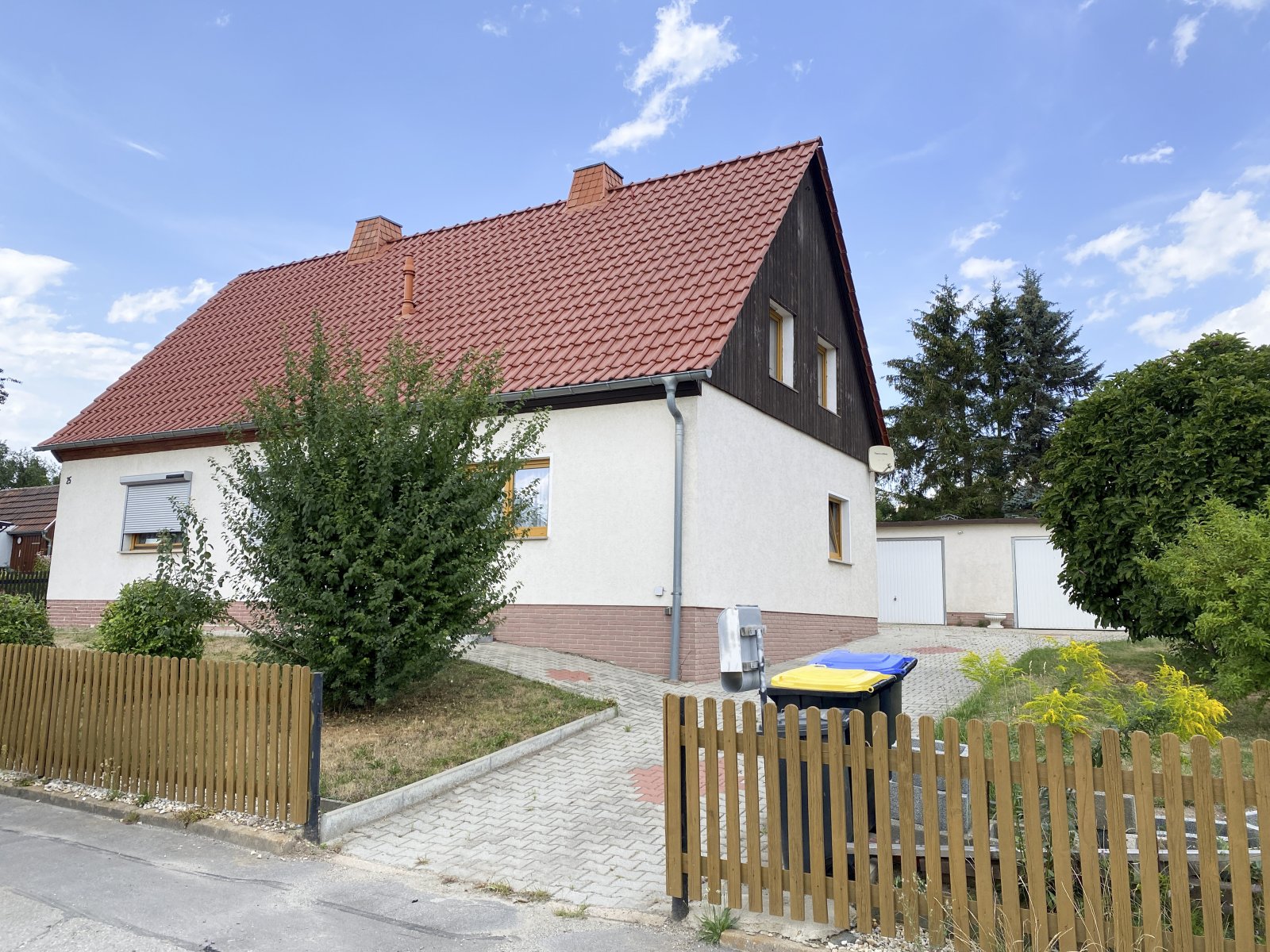 Entkernte Doppelhaushälfte mit 2 Garagen, Tageslichtbad & Garten in ruhiger Lage!