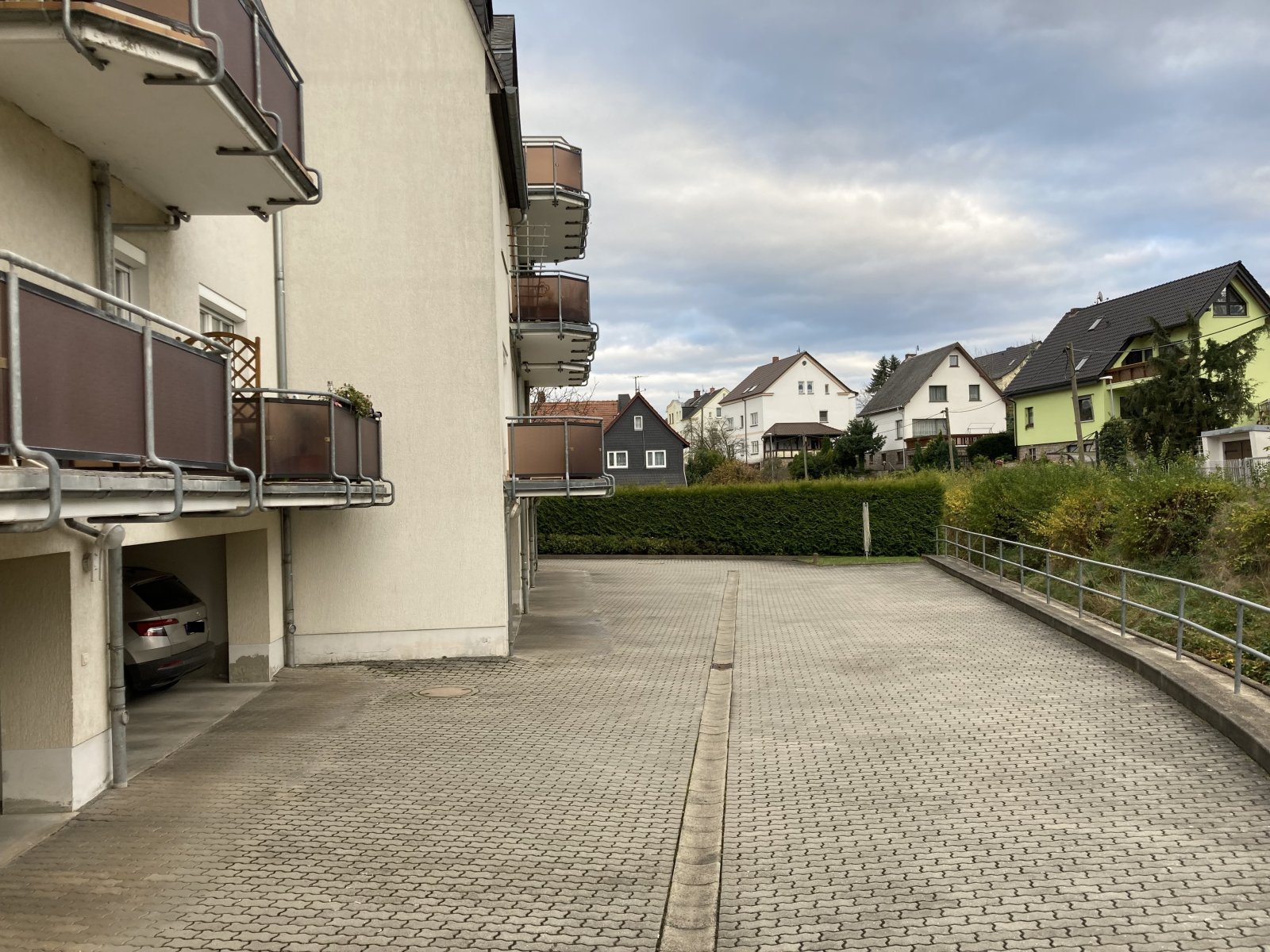 Fraureuth: *Schöne 3-Raumwohnung mit Balkon und Carport-Stellplatz optional!*