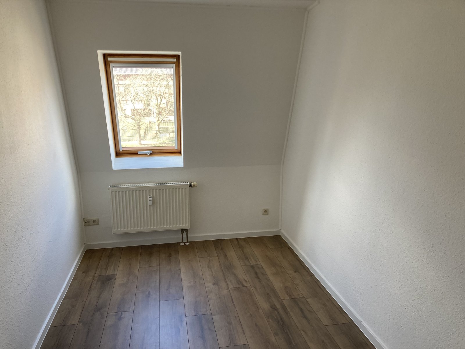 Fraureuth: *Schöne 3-Raumwohnung mit Balkon und Carport-Stellplatz optional!*