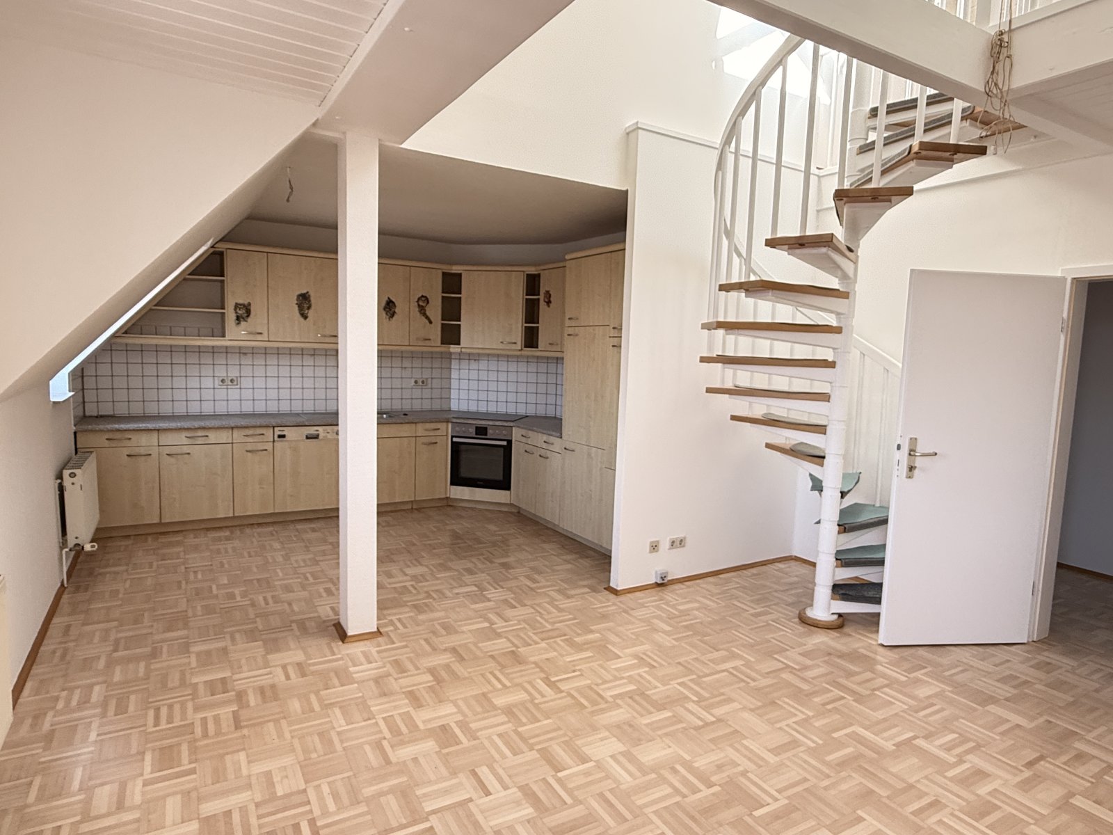 *Renovierte 4-Raum-Maisonettewhg. mit Balkon und EBK! Zentrumsnah!*