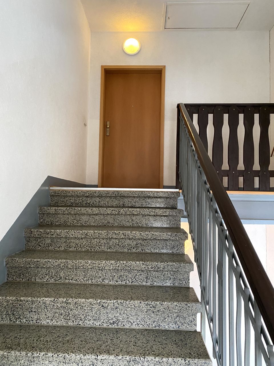 Treppenhaus mit Wohnungseingang