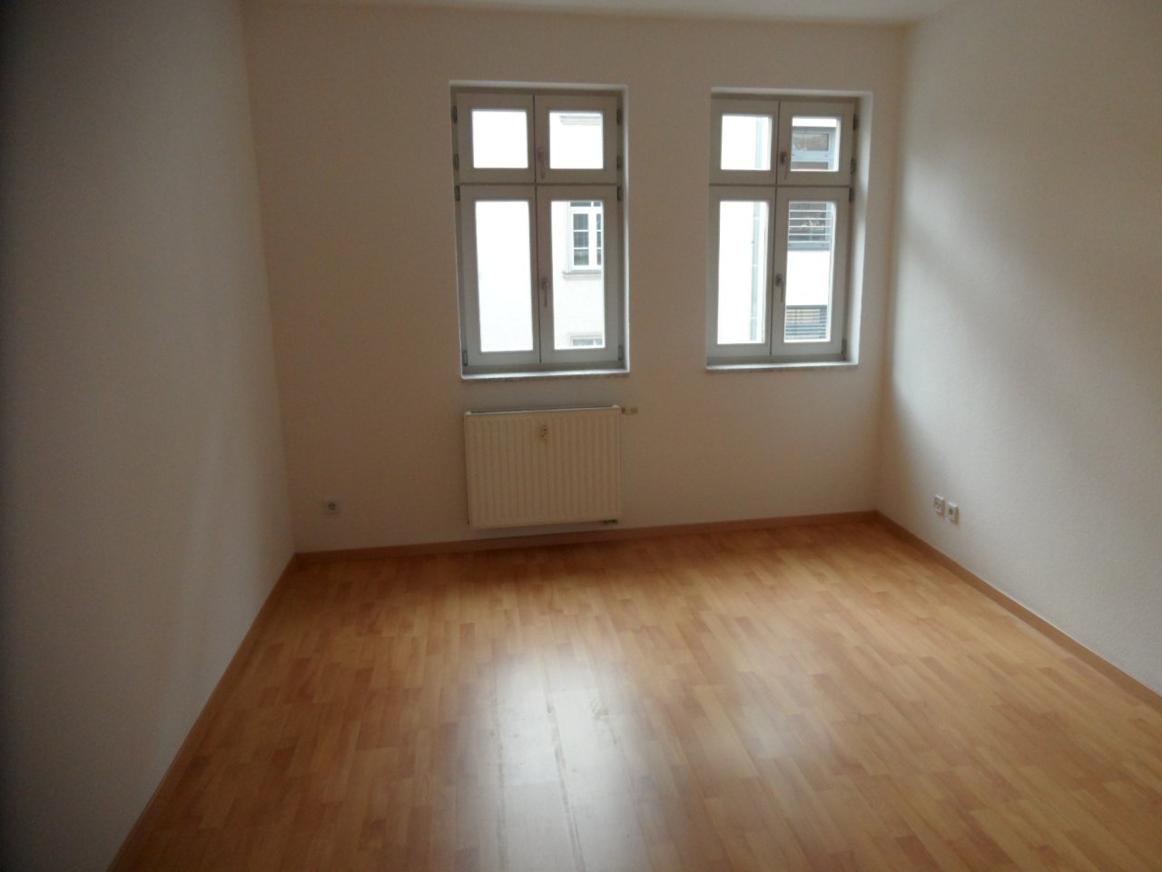 Schlafzimmer, Laminat, 2 Fenster