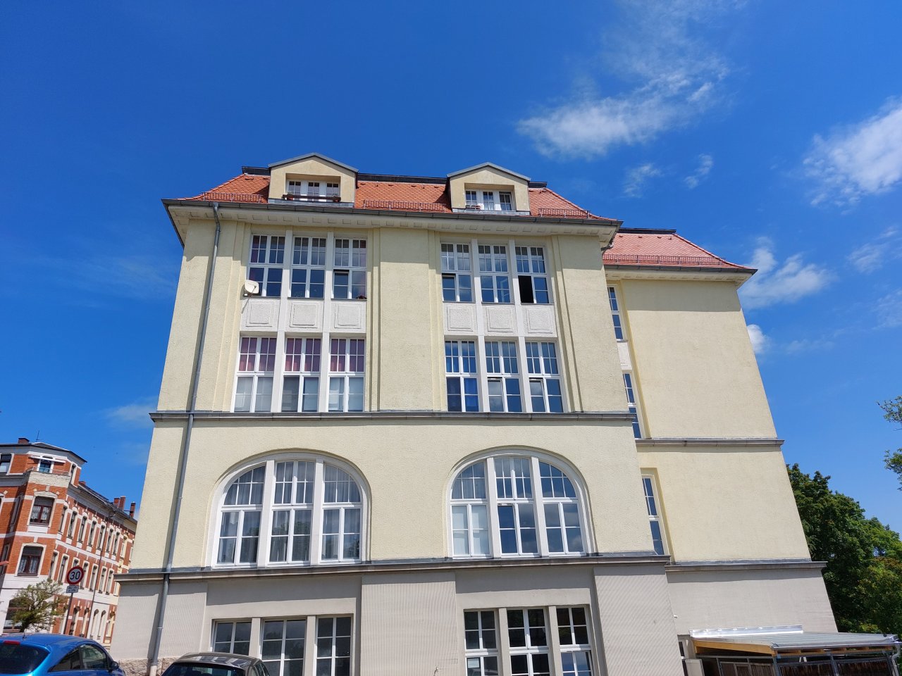 seitliche Gebäudeansicht